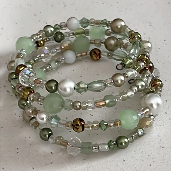 Peridot Green Crystals & Faux Pearl Memory Wire Bracelet. - Picture 3 of 5